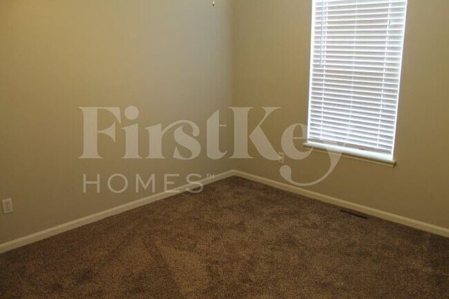 Building Photo - 619 N Crest Dr