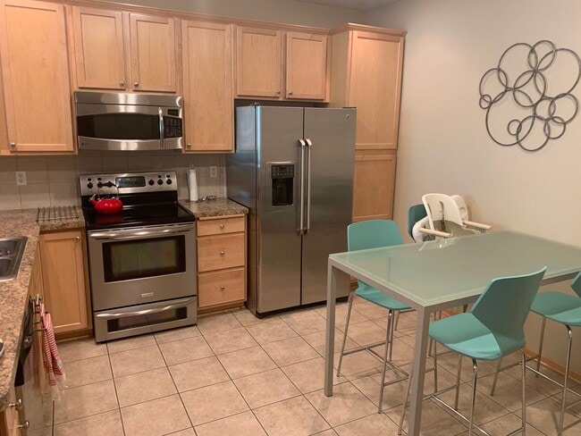Building Photo - Lovely 2 Bed / 2 Bath TH w/ Heated Underground Parking in Plymouth!