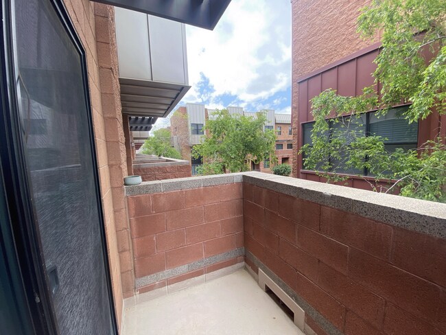 Building Photo - 330 S Farmer Ave