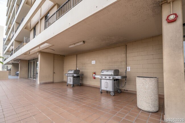 Building Photo - 2121 Ala Wai Blvd