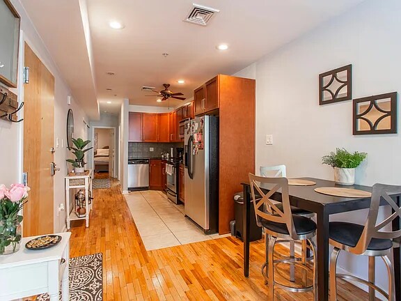 Building Photo - 218 Market St