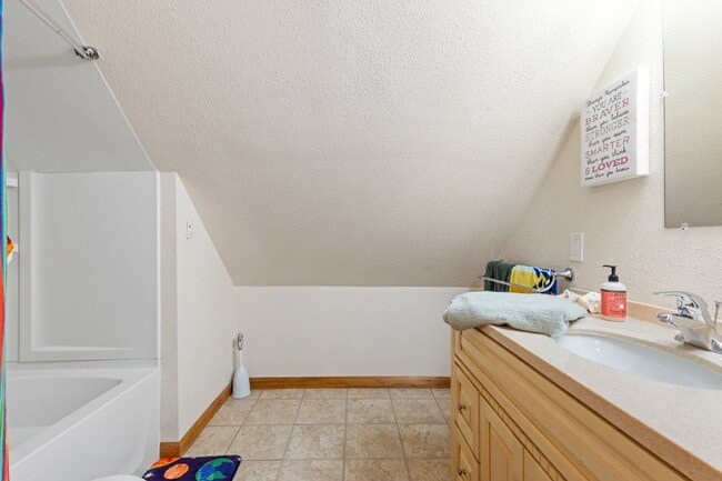 Building Photo - Spacious 4-Bedroom Home in the Heart of Sh...