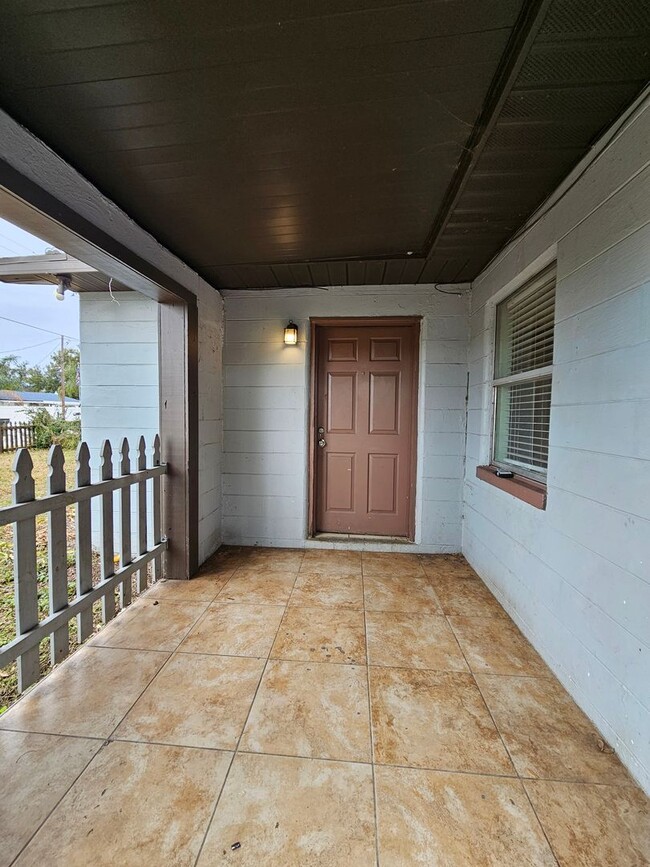 Building Photo - Adorable 2 Bedroom 1 Bath Home in Lakeland...