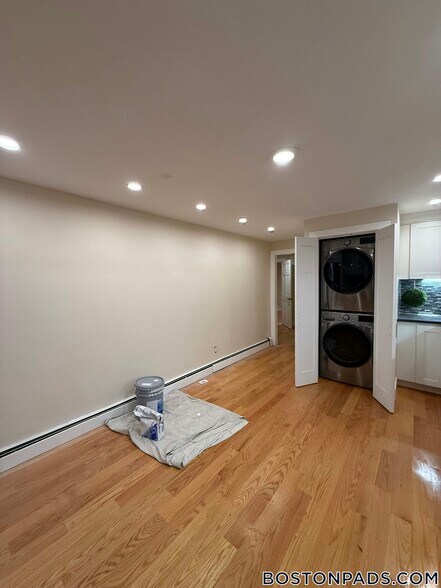 Building Photo - 2 Buckingham St