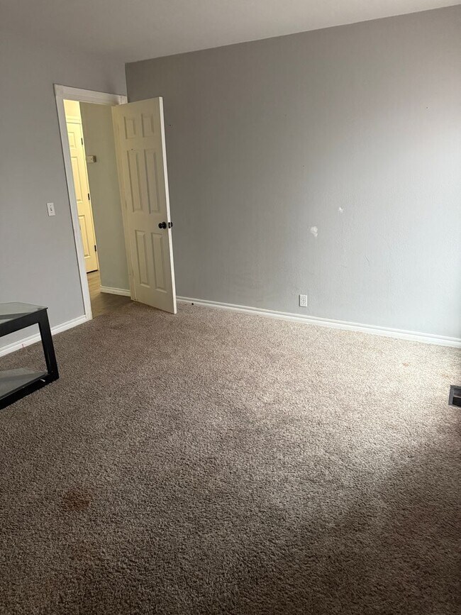 Building Photo - Charming Corner-Lot Duplex in the Heart of Yukon – Available Now!