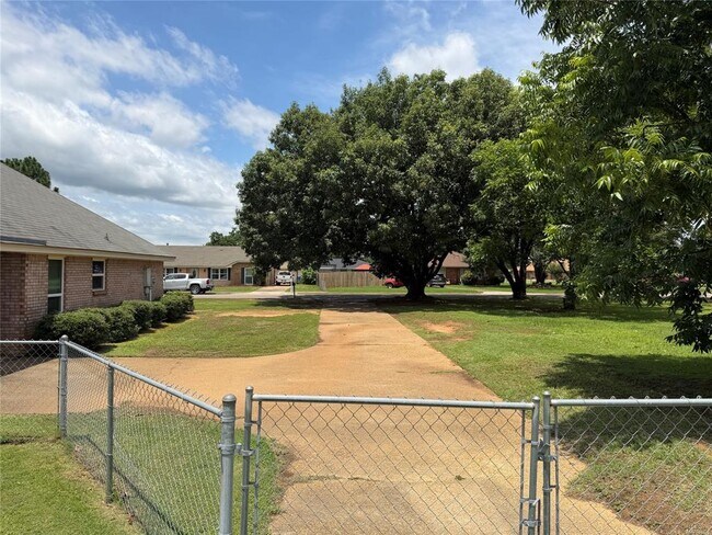 Building Photo - 803 Summer Ln