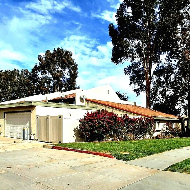 Building Photo - 1304 Camelot Dr