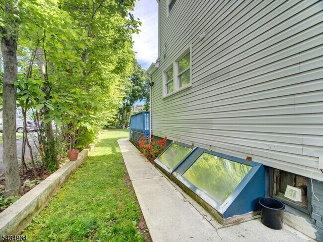 Building Photo - 285 Claremont Ave