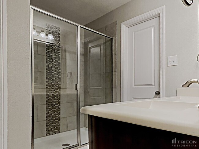 Building Photo - 1214 Cres View Dr