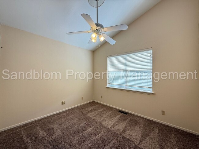 Building Photo - For Lease | South Tulsa - Townhouse | $150...