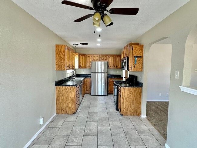 Building Photo - 3 Bdrm/2 Bath Home w/Refrigerated Air Clos...