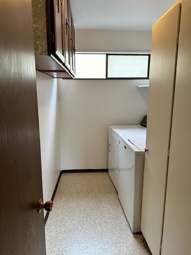 Building Photo - Spacious 2 Bedroom Ballard Apartment close...
