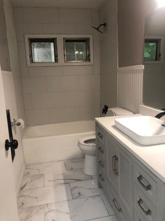 Building Photo - 243 W High St