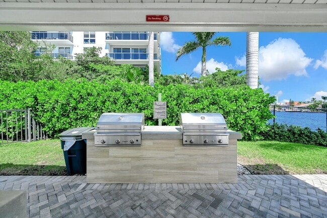 Building Photo - 6279 Bay Club Dr