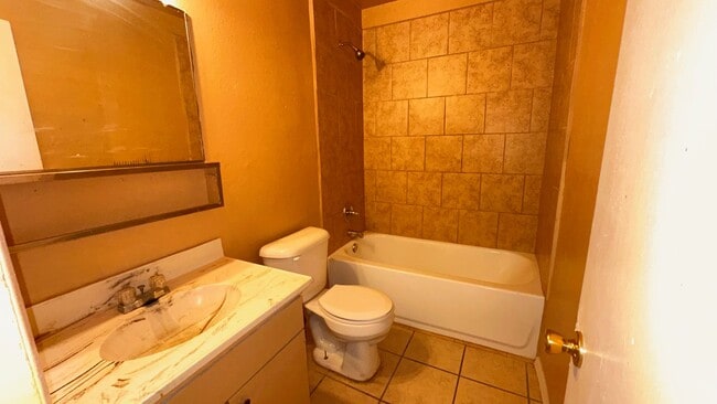 Building Photo - 1400 S Espina St