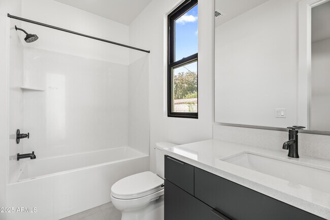 Building Photo - 1538 W Wagon Wheel Dr