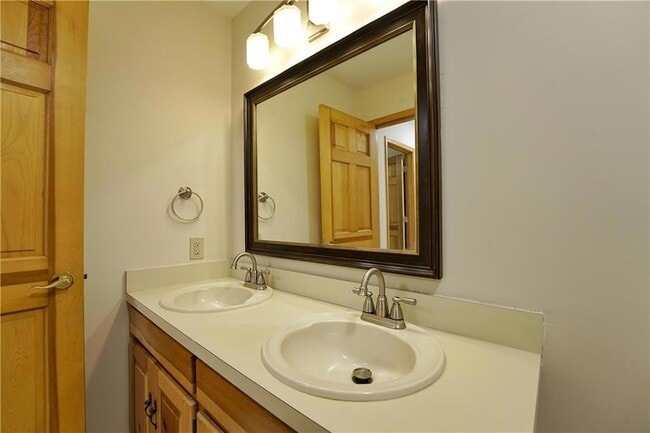 Building Photo - 127 Columbine Dr