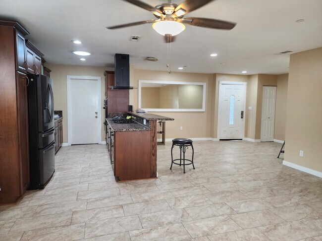 Building Photo - 504 Carlsbad St