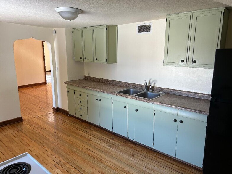 Kitchen - 300 Radtke St