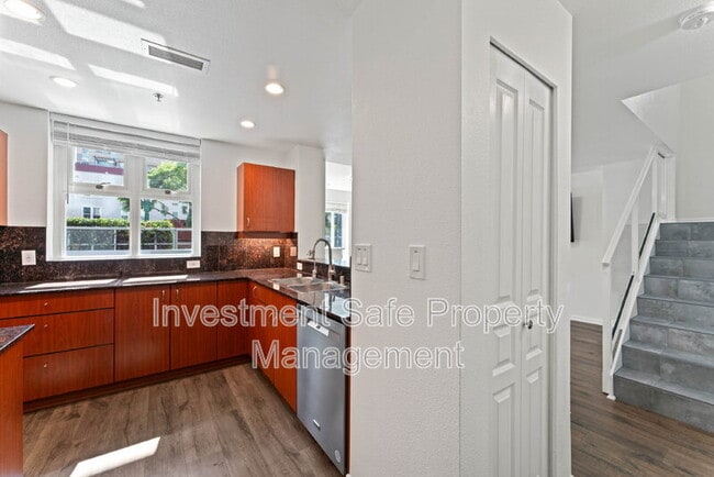 Building Photo - 300 W Beech St