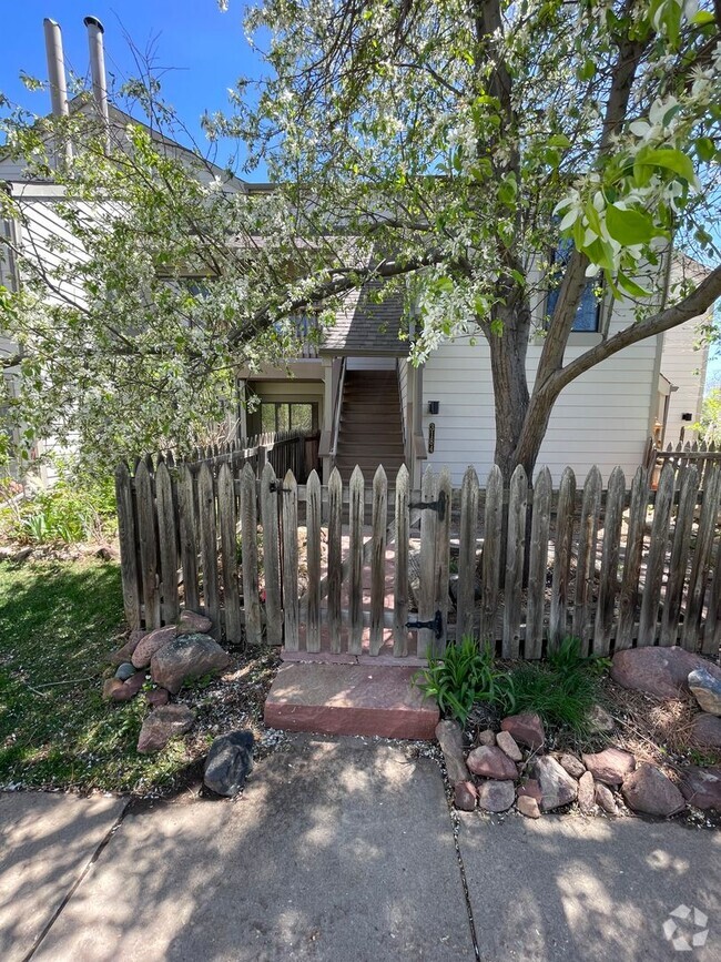 Building Photo - BEAUTIFUL 2 Bed 1 Bath Condo in Boulder