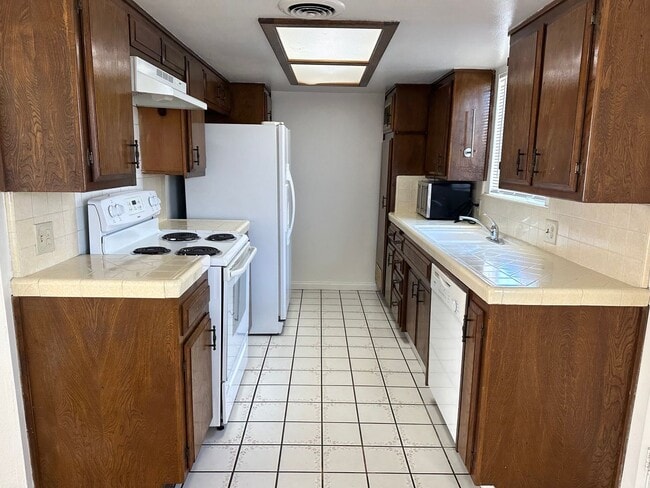 Building Photo - Westchester Area Condo W/Garage  AVAILABLE NOW!