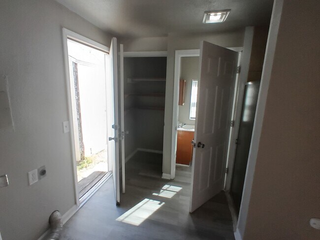 Building Photo - Lots of Space!