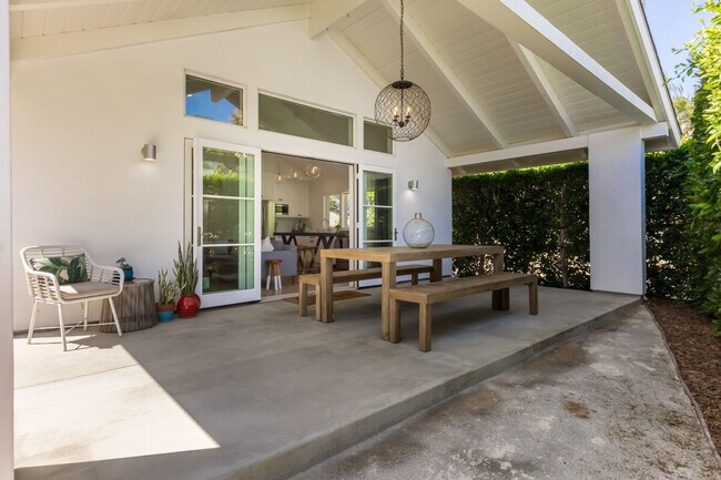 Building Photo - 727 Sonrisa St