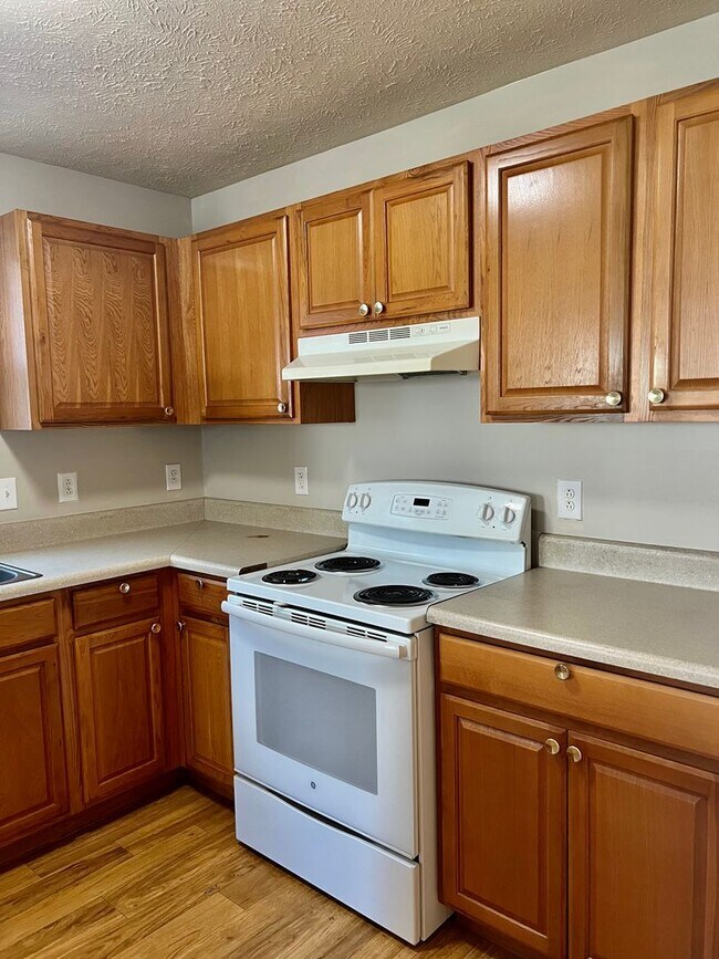 Building Photo - AVAILABLE NOW! 2 Bedroom Home on Main Street!
