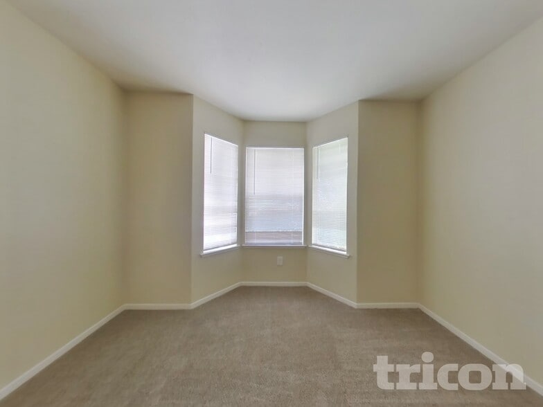 Building Photo - 715 Lotz Way