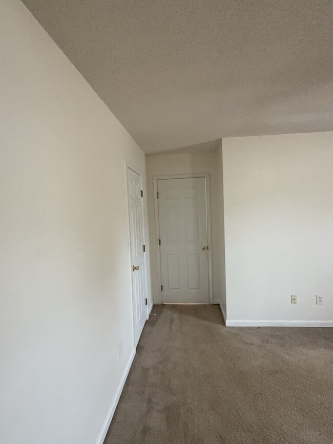 Building Photo - Spacious 3 Bedroom Home-122 Horse Shoe Bend