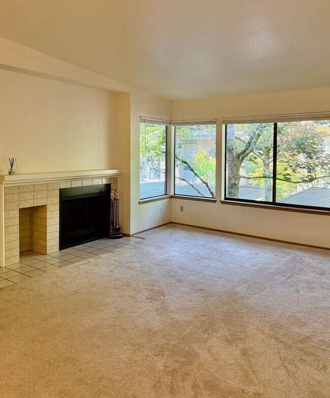 Building Photo - 1276 Bellevue Way NE