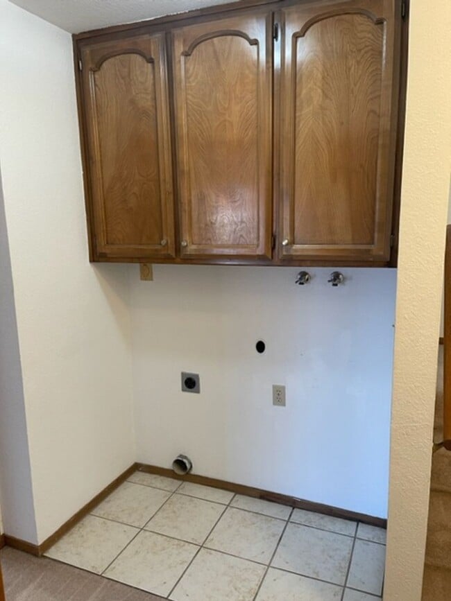 Building Photo - Redding townhome close to shopping with 1 car garage