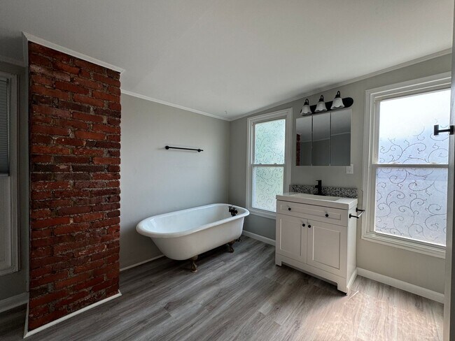 Building Photo - Beautifully Renovated 3 Bedroom Home in York