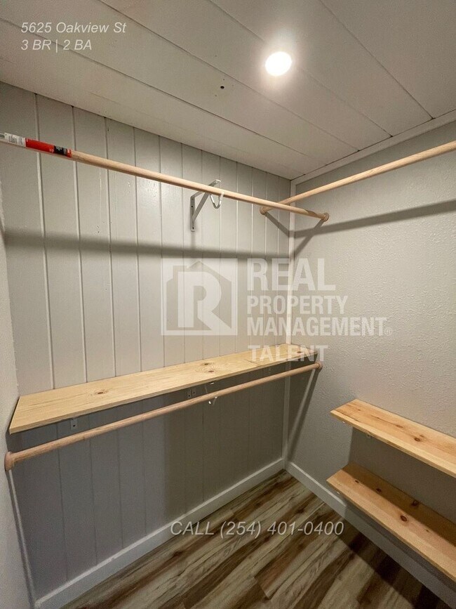 Building Photo - Charming 3/2 bedroom home ready for you to...
