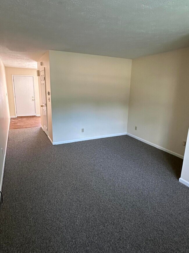 Building Photo - 165 Landings Dr