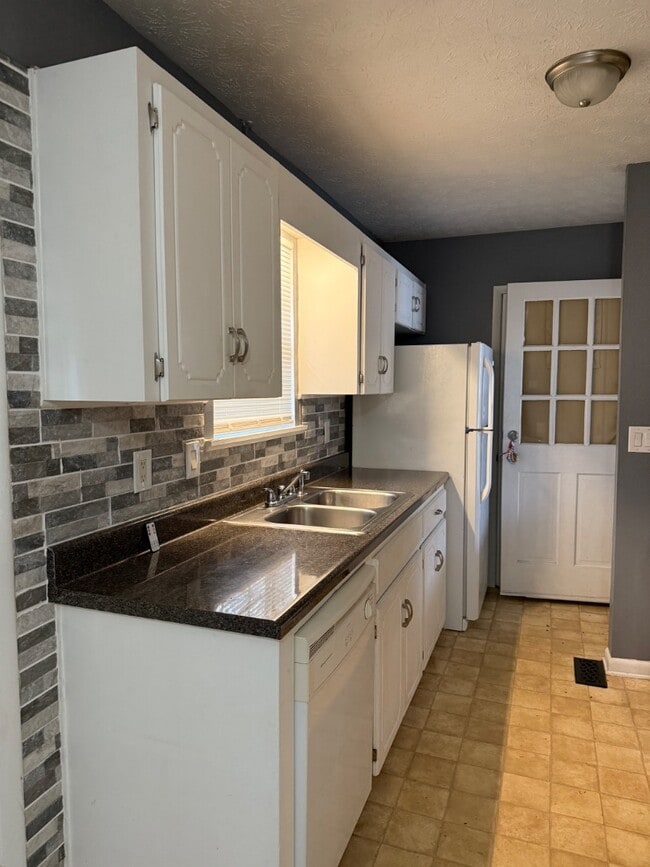 Building Photo - 108 Mountain Breeze St