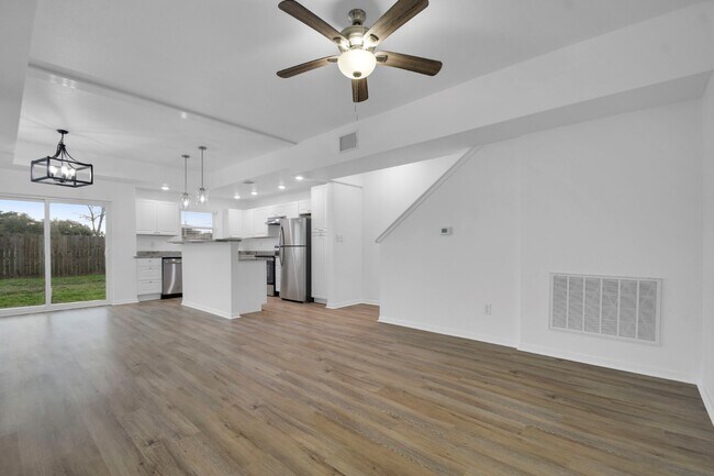 Building Photo - 1004 E Fannin St
