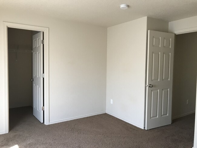 Building Photo - ONE MONTH FREE OF RENT!! Well Maintained, High Ceilings, Bonus Room, Great Location!