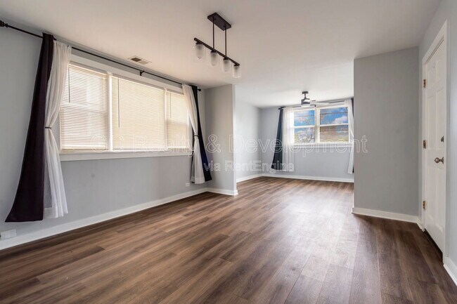 Building Photo - 2928 N Ridgeway Ave