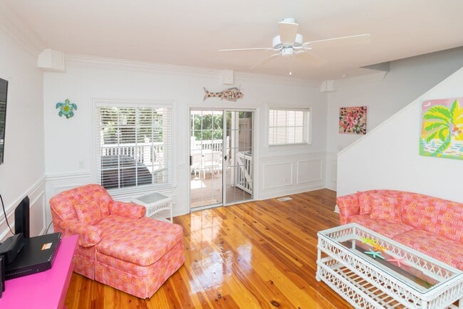 Building Photo - Lovely Townhome Available In Yacht Cove