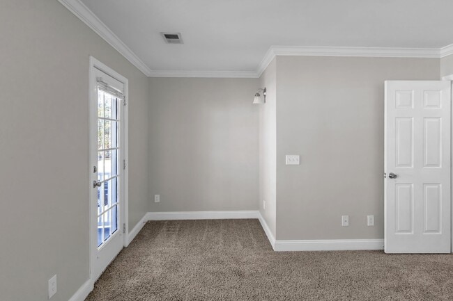 Building Photo - Spacious 3 bedroom 2.5 bath Townhome with 1 car garage