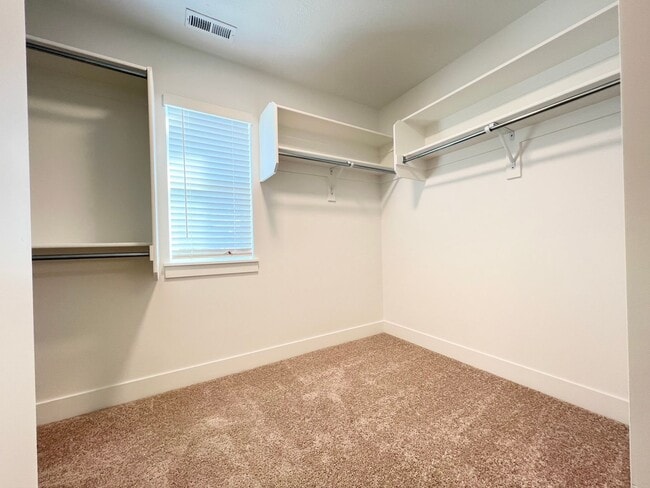 Building Photo - 3 Bed/2.5 Bath Townhome in Salem!