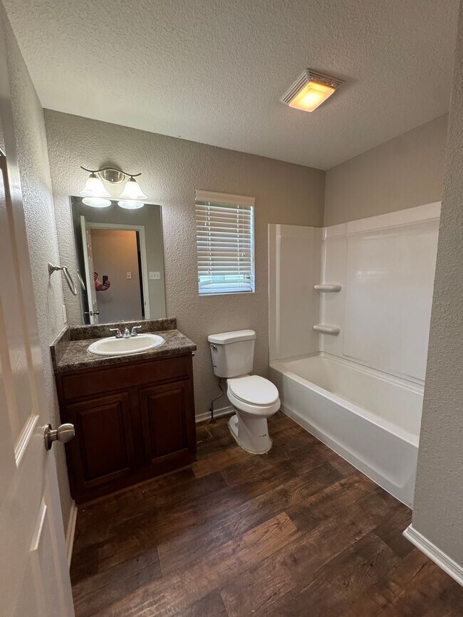 Building Photo - 4 Bed / 2 Bath Ready for move in!