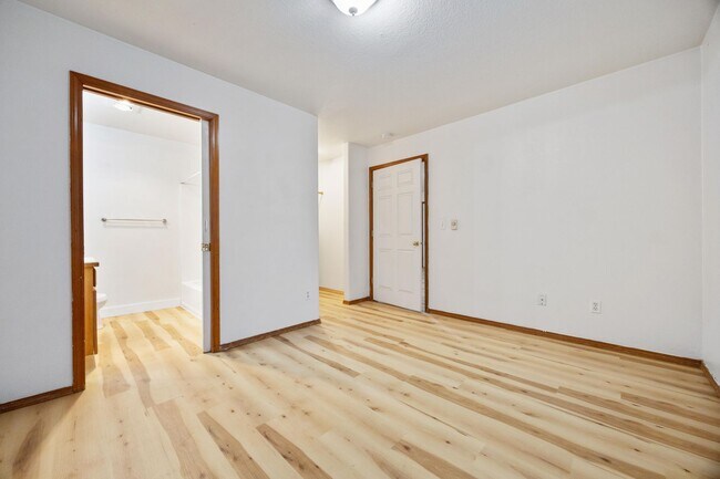 Building Photo - 1 Bed / 1 Bath Apartment – Updated Flooring – Convenient NE Portland Location
