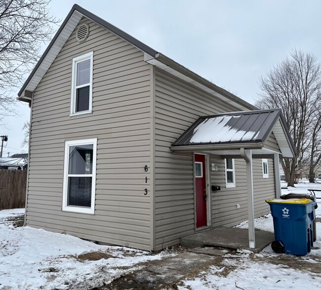 Primary Photo - Check Out This 2-Bed/1-Bath House!