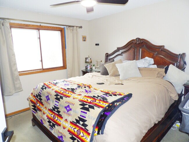 Building Photo - Spacious 3BR + Bonus Room in Inver Grove Heights – Attached Garage & Pet Friendly!