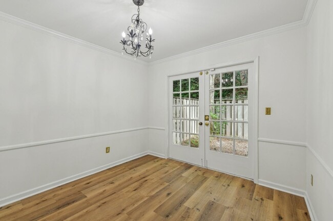 Building Photo - Updated 2BR/2.5BA Townhome in Gated West B...