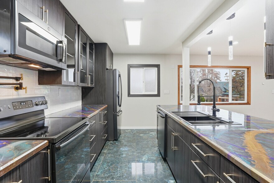 Building Photo - 729 W Augusta Ave