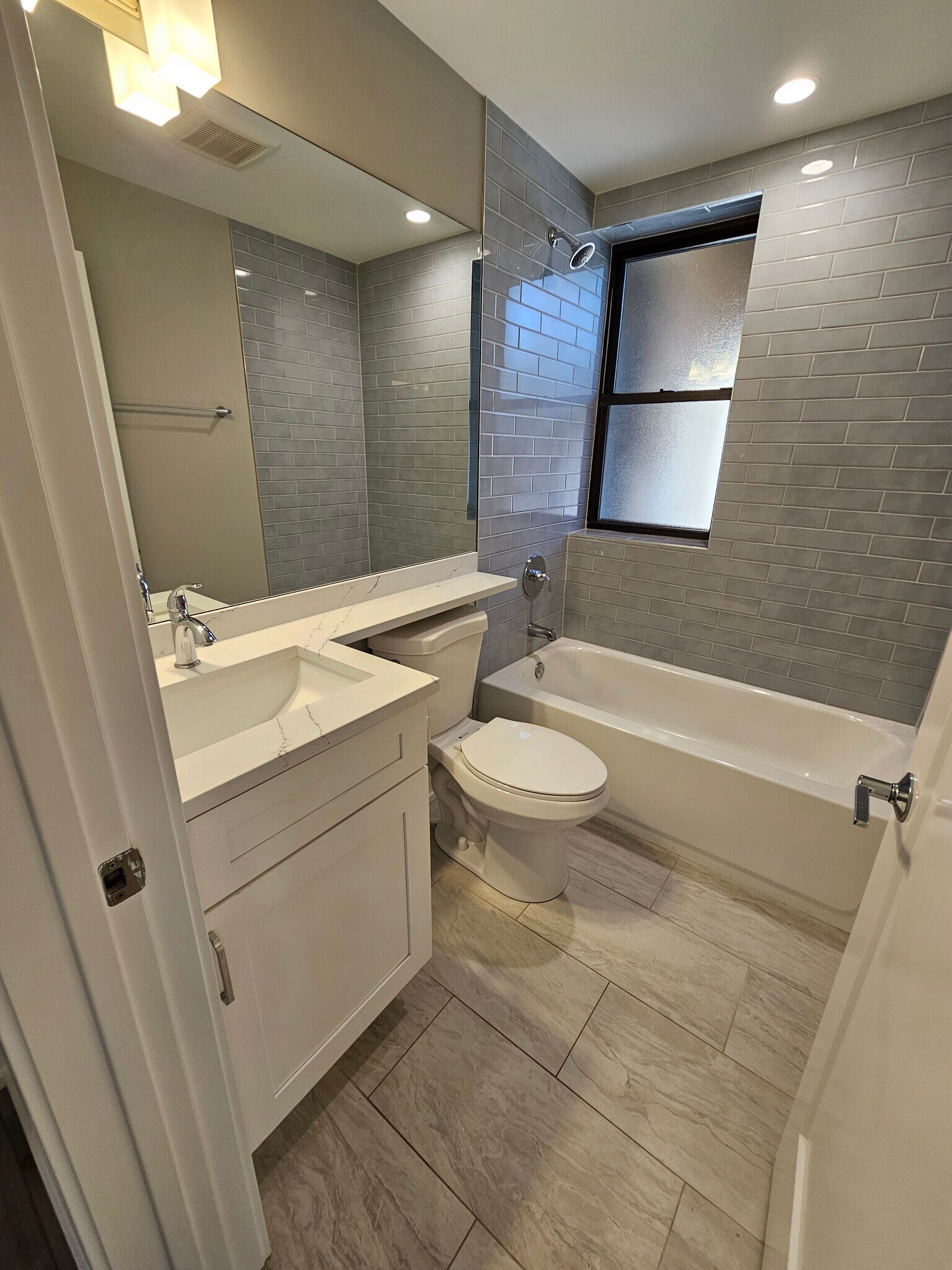 Building Photo - 3931 N Janssen Ave